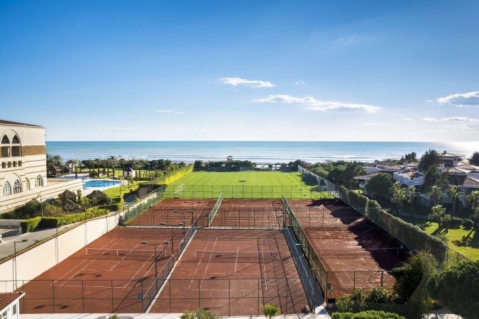 Futbol ve Tenis Kortları